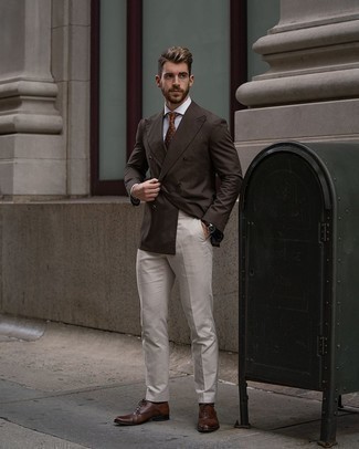 С чем носить темно-коричневый двубортный пиджак мужчине в теплую погоду: Темно-коричневый двубортный пиджак в сочетании с белыми классическими брюками поможет создать выразительный мужской образ. Ты можешь легко приспособить такой образ к повседневным реалиям, надев темно-коричневыми кожаными оксфордами.