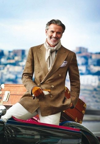 Модный лук: коричневый двубортный пиджак, бежевые классические брюки, белый нагрудный платок, серый шарф в мелкую клетку