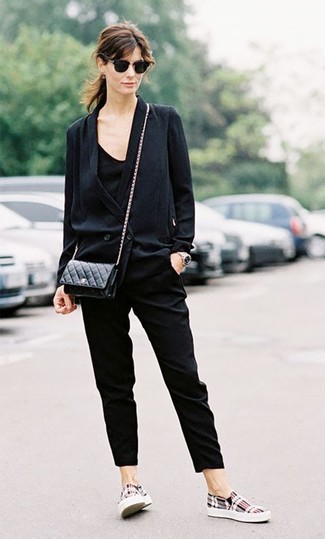 С чем носить серые слипоны женщине: Тандем черного двубортного пиджака и черных классических брюк поможет создать элегантный и современный образ. Весьма неплохо здесь будут выглядеть серые слипоны.