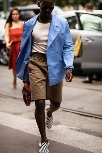 С чем носить голубой двубортный пиджак мужчине: Голубой двубортный пиджак и светло-коричневые шорты — идеальный вариант для рабочего лука на каждый день. Закончив лук черно-белыми слипонами из плотной ткани в клетку, можно привнести в него немного беззаботства.