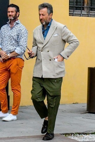 С чем носить светло-коричневый шерстяной двубортный пиджак за 40 лет мужчине в теплую погоду: Хочешь выглядеть дорого? Тогда тандем светло-коричневого шерстяного двубортного пиджака и темно-зеленых брюк карго придется тебе по душе. И почему бы не привнести в повседневный образ немного консерватизма с помощью черных кожаных монок с двумя ремешками?