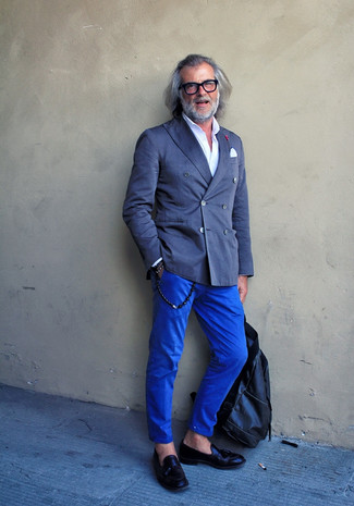 С чем носить бело-темно-синюю рубашку за 50 лет мужчине в стиле смарт-кэжуал: В сочетании друг с другом бело-темно-синяя рубашка и синие брюки чинос смотрятся наиболее удачно. Думаешь привнести сюда немного классики? Тогда в качестве дополнения к этому образу, стоит выбрать черные кожаные лоферы с кисточками.