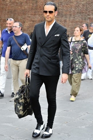 Тандем черного двубортного пиджака и черных брюк чинос позволит реализовать в твоем луке городской стиль современного мужчины. В тандеме с этим луком органично выглядят черно-белые кожаные броги.