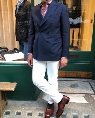 С чем носить белые брюки за 40 лет мужчине лето: Сочетание темно-синего двубортного пиджака и белых брюк позволит выразить твой личный стиль. Такой лук обретает свежее прочтение в тандеме с коричневыми кожаными оксфордами. Такой образ гарантирует ощущение комфорта в жаркую погоду и удобство в ношении.