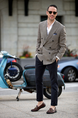 Модный лук: серый двубортный пиджак, белая рубашка с длинным рукавом, темно-синие брюки чинос, темно-коричневые кожаные лоферы