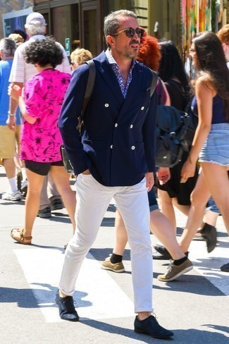 Как носить оксфорды с двубортным пиджаком за 40 лет: Двубортный пиджак в сочетании с белыми брюками чинос подходит для свидания с возлюбленной или похода в паб с коллегами. Закончив ансамбль оксфордами, получим приятный результат.