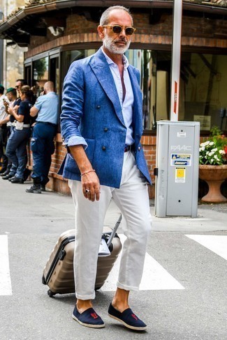 С чем носить коричневый чемодан за 50 лет мужчине: Тандем синего двубортного пиджака и коричневого чемодана позволит составить необычный мужской лук в стиле casual. В сочетании с этим ансамблем стильно будут смотреться темно-синие эспадрильи из плотной ткани.