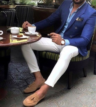 Как носить синий пиджак с светло-коричневыми замшевыми лоферами в 30 лет мужчине: Если ты принадлежишь к той редкой группе парней, неплохо ориентирующихся в моде, тебе придется по душе сочетание синего пиджака и белых брюк чинос. Не прочь привнести сюда нотку нарядности? Тогда в качестве обуви к этому луку, выбирай светло-коричневые замшевые лоферы.