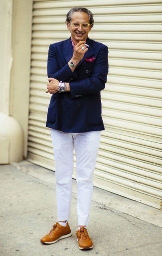 Как носить темно-синий двубортный пиджак с белыми брюками чинос: Темно-синий двубортный пиджак и белые брюки чинос стильно вписываются в гардероб самых взыскательных мужчин. Табачные кроссовки привнесут в лук чуть больше динамики.