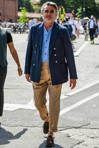 Как носить двубортный пиджак с лоферами за 60 лет мужчине лето: Если ты принадлежишь к той редкой категории мужчин, способных неплохо разбираться в модных тенденциях, тебе подойдет тандем двубортного пиджака и светло-коричневых брюк чинос. Хочешь добавить сюда нотку эффектности? Тогда в качестве обуви к этому луку, выбери лоферы. Такое сочетание смотрится очень модно и по-летнему.
