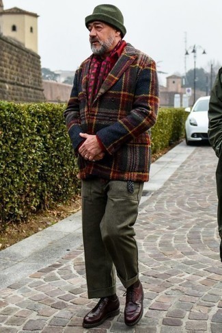 С чем носить шарф за 50 лет мужчине осень: Темно-синий двубортный пиджак в шотландскую клетку и шарф — великолепная формула для воплощения приятного и несложного лука. Сделать лук изысканнее позволят темно-красные кожаные туфли дерби. Это стильный образ, который отлично подходит для прохладной погоды.