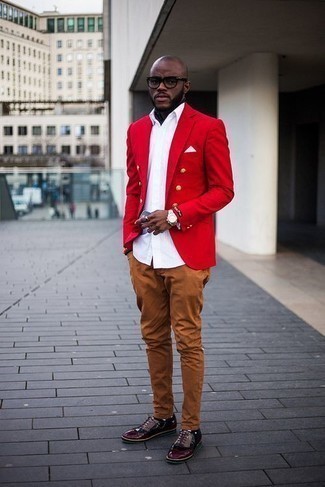 С чем носить темно-красный пиджак в 30 лет мужчине в стиле смарт-кэжуал: Сочетание темно-красного пиджака и табачных брюк чинос однозначно будет обращать на себя взгляды прекрасных дам. Любишь эксперименты? Закончи ансамбль темно-красными кожаными оксфордами.