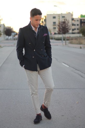 Как носить белые брюки чинос с серым пиджаком: Серый пиджак и белые брюки чинос — хороший выбор для воплощения мужского образа в стиле business casual. Этот образ получает новое прочтение в паре с темно-серыми замшевыми монками с двумя ремешками.