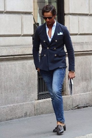 Как носить темно-синий двубортный пиджак с темно-синими джинсами мужчине: Темно-синий двубортный пиджак и темно-синие джинсы — великолепный вариант для создания мужского ансамбля в стиле business casual. Думаешь сделать образ немного строже? Тогда в качестве дополнения к этому луку, выбирай черные кожаные лоферы с кисточками.