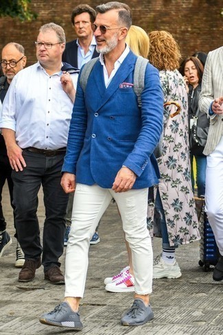 С чем носить темно-синий пиджак мужчине лето в стиле кэжуал: Темно-синий пиджак и белые рваные джинсы отлично впишутся в мужской лук в повседневном стиле. Если сочетание несочетаемого импонирует тебе не меньше, чем безвременная классика, дополни этот лук серыми кроссовками. Можем смело сказать, такое сочетание - просто бомба в теплый летний день.