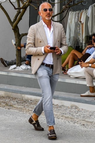 Какие монки носить с светло-коричневым пиджаком: Создав образ из светло-коричневого пиджака и серых джинсов, получишь превосходный мужской образ для неофициальных мероприятий после работы. Хотел бы добавить сюда немного утонченности? Тогда в качестве обуви к этому луку, выбирай монки.