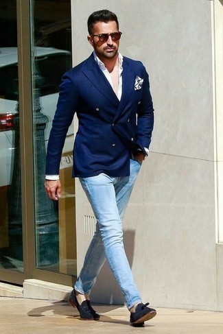 Какие джинсы носить с темно-синими лоферами мужчине: Темно-синий двубортный пиджак в паре с джинсами позволит подчеркнуть твою индивидуальность. Разнообразить ансамбль и добавить в него чуточку классики помогут темно-синие лоферы.