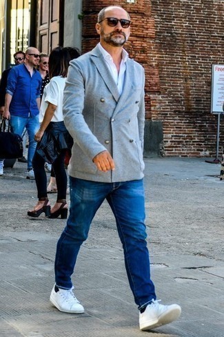 Какие джинсы носить с серым пиджаком мужчине в теплую погоду: Тандем серого пиджака и джинсов поможет выглядеть по моде, а также подчеркнуть твой индивидуальный стиль. Не прочь поэкспериментировать? Заверши лук белыми кожаными низкими кедами.