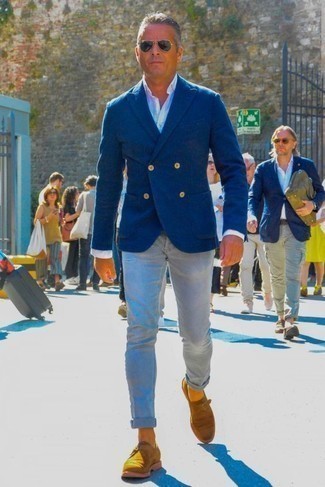 С чем носить джинсы за 40 лет мужчине лето: Синий двубортный пиджак и джинсы помогут создать нескучный мужской образ для работы в офисе. Любишь экспериментировать? Закончи образ табачными замшевыми монками. Само собой разумеется, такое сочетание одежды будет великолепной идеей в жаркий летний день.