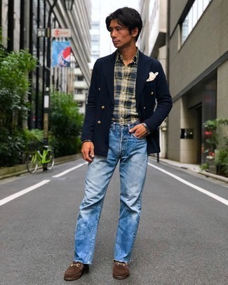 Как носить темно-синий двубортный пиджак с голубыми джинсами в 30 лет мужчине в теплую погоду: Если не знаешь, в чем пойти на свидание, темно-синий двубортный пиджак и голубые джинсы — беспроигрышный вариант. Почему бы не привнести в повседневный образ толику консерватизма с помощью коричневых замшевых лоферов?