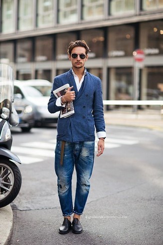 Как носить темно-синие джинсы с черными кожаными оксфордами в теплую погоду: Синий двубортный пиджак и темно-синие джинсы — неотъемлемые элементы в гардеробе поклонников расслабленного стиля. Любители модных экспериментов могут закончить образ черными кожаными оксфордами, тем самым добавив в него чуточку классики.