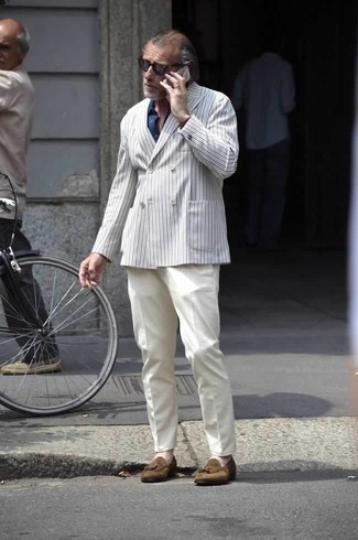 Какие классические брюки носить с белым двубортным пиджаком за 50 лет мужчине: Белый двубортный пиджак в сочетании с классическими брюками — прекрасный пример элегантного стиля. Тебе нравятся дерзкие сочетания? Заверши свой лук коричневыми замшевыми лоферами с кисточками.