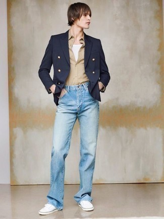 С чем носить темно-синий двубортный пиджак в 20 лет мужчине: Если ты приписываешь себя к той редкой категории джентльменов, способных неплохо разбираться в том, что стильно, а что нет, тебе придется по душе ансамбль из темно-синего двубортного пиджака и голубых джинсов. Закончи лук белыми низкими кедами из плотной ткани, если не хочешь, чтобы он получился слишком отполированным.