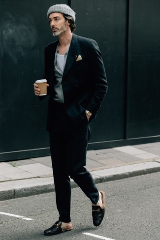 Как носить лоферы с двубортным пиджаком за 40 лет мужчине: Комбо из двубортного пиджака и черных классических брюк поможет исполнить элегантный стиль. Такой образ несложно адаптировать к повседневным реалиям, если надеть в сочетании с ним лоферы.