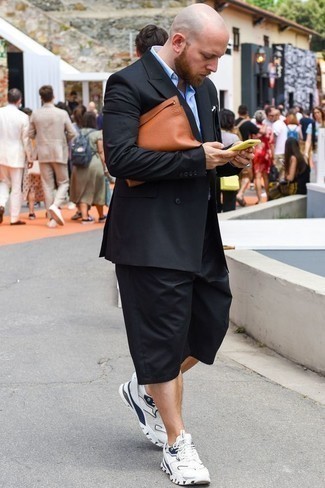С чем носить бело-пурпурные кроссовки в 30 лет мужчине лето в стиле смарт-кэжуал: Черный двубортный пиджак в сочетании с черными шортами — необычный лук для офиса. Что касается обуви, можно отдать предпочтение удобству и надеть на ноги бело-пурпурные кроссовки. В таком ансамбле будет максимально комфортно, когда за окном духота.