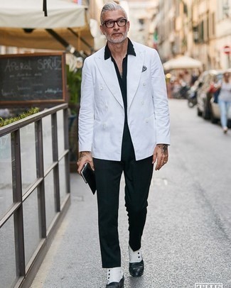 С чем носить мужской клатч за 50 лет мужчине в деловом стиле: Белый двубортный пиджак в паре с мужским клатчем позволит подчеркнуть твой личный стиль. Разбавить ансамбль и добавить в него немного классики помогут бело-черные кожаные ботинки челси.