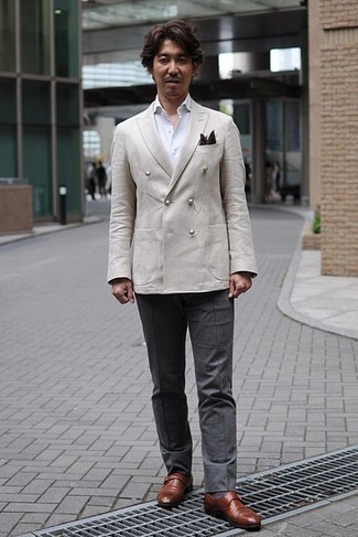 Какие монки носить с светло-коричневым пиджаком: Светло-коричневый пиджак и темно-серые классические брюки позволят создать изысканный мужской лук. Очень выгодно здесь будут смотреться монки.