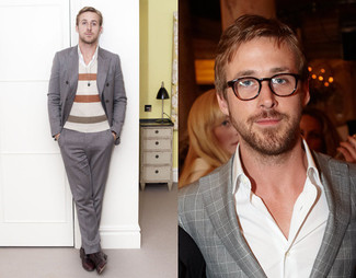 Как Ryan Gosling носит Серый двубортный пиджак, Бежевый свитер с v-образным вырезом в горизонтальную полоску, Белая классическая рубашка, Серые классические брюки