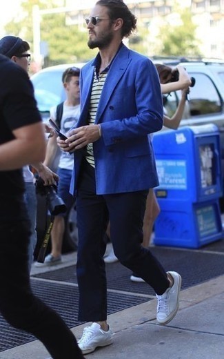 Какие низкие кеды носить с темно-сине-белым пиджаком в 30 лет мужчине в теплую погоду: Если ты приписываешь себя к той немногочисленной группе джентльменов, которые каждый день стараются выглядеть с иголочки, тебе придется по вкусу тандем темно-сине-белого пиджака и темно-синих брюк чинос. В сочетании с низкими кедами весь лук выглядит очень живо.