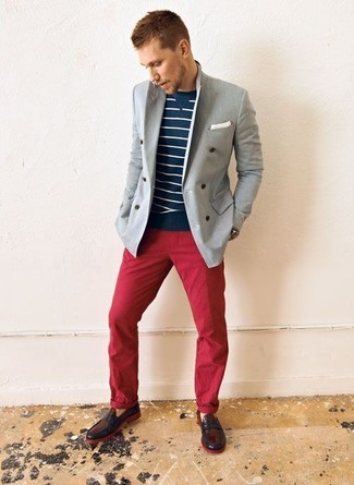 С чем носить темно-сине-красный свитер с круглым вырезом в горизонтальную полоску в 30 лет мужчине весна в стиле смарт-кэжуал: Современным джентльменам, которые хотят быть в курсе последних тенденций, рекомендуем взять на заметку это сочетание темно-сине-красного свитера с круглым вырезом в горизонтальную полоску и красных брюк чинос. Толику консерватизма и классики ансамблю добавит пара коричневых кожаных лоферов. Когда зимняя пора сменяется более теплой погодой, мы убираем подальше тяжелые дубленки и зимние пуховики и начинаем поиски новых весенних луков. Такое сочетание одежды станет прекрасным источником стильного вдохновения.