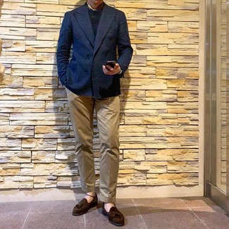 Как носить темно-синий двубортный пиджак с темно-коричневыми замшевыми лоферами мужчине в теплую погоду: Темно-синий двубортный пиджак и светло-коричневые брюки чинос можно надеть как в офис, так и для встречи с друзьями. Если тебе нравится использовать в своих ансамблях разные стили, на ноги можно надеть темно-коричневые замшевые лоферы.