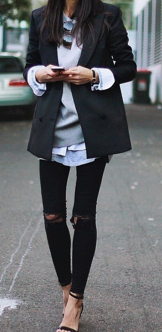 Как носить черные джинсы с черными кожаными босоножками на каблуке осень в стиле кэжуал: Черный двубортный пиджак и черные джинсы надежно закрепились в гардеробе многих дам, позволяя составлять роскошные и комфортные ансамбли. Черные кожаные босоножки на каблуке — идеальный выбор, чтобы закончить лук. Разве это не классная идея на осеннее время года?