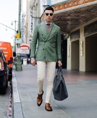 С чем носить темно-зеленый двубортный пиджак мужчине осень в деловом стиле: Темно-зеленый двубортный пиджак и бежевые классические брюки помогут создать элегантный мужской образ. Заверши лук табачными кожаными монками с двумя ремешками, если боишься, что он получится слишком отполированным. Как нам кажется, это крутой образ для непредсказуемой осенней погоды.