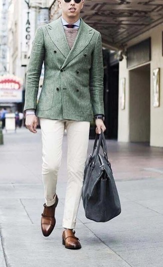 С чем носить темно-бирюзовый двубортный пиджак в 30 лет мужчине: Темно-бирюзовый двубортный пиджак и белые классические брюки — превосходный пример элегантного мужского стиля в одежде. Закончи лук коричневыми кожаными монками с двумя ремешками, если не хочешь, чтобы он получился слишком формальным.