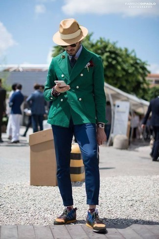 С чем носить темно-бирюзовый двубортный пиджак в 30 лет мужчине в стиле смарт-кэжуал: Если ты принадлежишь к той категории парней, которые любят одеваться модно, тебе придется по душе дуэт темно-бирюзового двубортного пиджака и темно-синих брюк чинос. Если подобный образ кажется тебе слишком смелым, сбалансируй его разноцветными кроссовками.