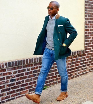 С чем носить темно-зеленый двубортный пиджак в 20 лет мужчине в стиле смарт-кэжуал: Темно-зеленый двубортный пиджак и синие джинсы позволят составить необычный мужской образ для офиса. Закончив образ светло-коричневыми замшевыми монками с двумя ремешками, можно получить неожиданный результат.