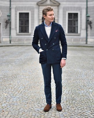 С чем носить темно-синий шерстяной пиджак в 30 лет мужчине: Сочетание темно-синего шерстяного пиджака и темно-синих классических брюк поможет создать стильный и мужественный образ. В качестве обуви здесь подойдут коричневые замшевые лоферы.
