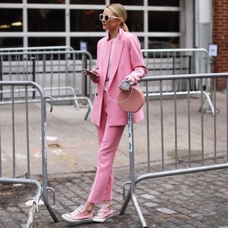 С чем носить ярко-розовые классические брюки женщине в теплую погоду: Розовый двубортный пиджак и ярко-розовые классические брюки выигрышно впишутся в любой лук — непринужденный будничный ансамбль или же изысканный вечерний. Весьма стильно здесь смотрятся розовые низкие кеды из плотной ткани.