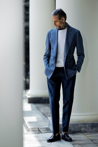 Как носить лоферы с пиджаком за 50 лет мужчине: Ансамбль из пиджака и темно-синих классических брюк выглядит очень модно и элегантно. Что касается обуви, лоферы — наиболее приемлимый вариант.