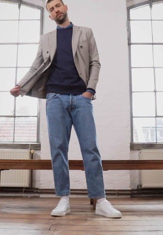Какие свитшоты носить с бело-черными низкими кедами мужчине в теплую погоду в стиле смарт-кэжуал: Если ты любишь одеваться с иголочки, чувствуя себя при этом комфортно и нескованно, тебе стоит попробовать это сочетание свитшота и голубых джинсов. Что до обуви, бело-черные низкие кеды — наиболее приемлимый вариант.
