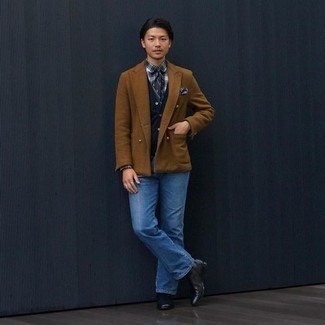 Как носить темно-коричневый двубортный пиджак с черными кожаными ботинками челси мужчине осень: Тандем темно-коричневого двубортного пиджака и синих джинсов позволит выглядеть аккуратно, а также выразить твой индивидуальный стиль. И почему бы не добавить в повседневный лук немного стильной строгости с помощью черных кожаных ботинок челси? Несомненно, подобный лук будет смотреться прекрасно осенью.