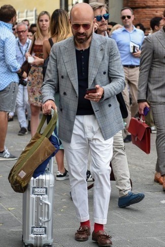 С чем носить серебряный чемодан за 40 лет мужчине в теплую погоду в стиле смарт-кэжуал: Серый двубортный пиджак в шотландскую клетку и серебряный чемодан — отличное решение для молодых людей, которые никогда не сидят на месте. Думаешь сделать образ немного элегантнее? Тогда в качестве дополнения к этому луку, стоит обратить внимание на темно-красные кожаные лоферы c бахромой.