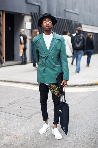 С чем носить темно-зеленый двубортный пиджак в 20 лет мужчине в стиле смарт-кэжуал: Темно-зеленый двубортный пиджак в паре с черными джинсами — нескучный вариант для рабочего дня в офисе. Чтобы ансамбль не получился слишком вычурным, можешь завершить его белыми кожаными низкими кедами.