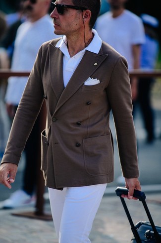 С чем носить коричневый двубортный пиджак мужчине лето: Коричневый двубортный пиджак в паре с белыми брюками чинос чудесно подходит для офиса. Переносить изнурительную июльскую жару в таком ансамбле определенно легче.