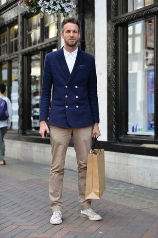 Какие низкие кеды носить с темно-сине-белым пиджаком в 30 лет мужчине: Если ты приписываешь себя к той редкой категории джентльменов, способных разбираться в одежде, тебе полюбится тандем темно-сине-белого пиджака и светло-коричневых брюк чинос. Любишь дерзкие решения? Можешь завершить свой лук низкими кедами.
