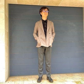 Как одеваться мужчине за 40 в деловом стиле: Комбо из светло-коричневого двубортного пиджака и оливковых классических брюк — замечательный пример строгого делового стиля. Завершив образ черными кожаными брогами, можно привнести в него свежие нотки.